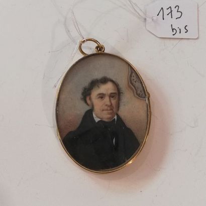 173 BIS. MEDAILLON ovale en or 18k (725/°°)...