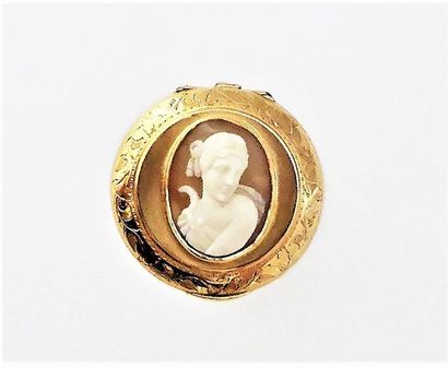 PENDENTIF camée coquille en or jaune 18k...