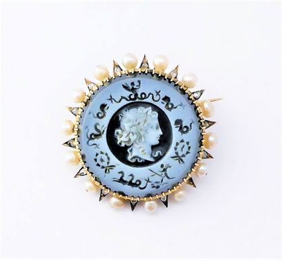 BROCHE en or jaune 18k (750/°°), camée sur...