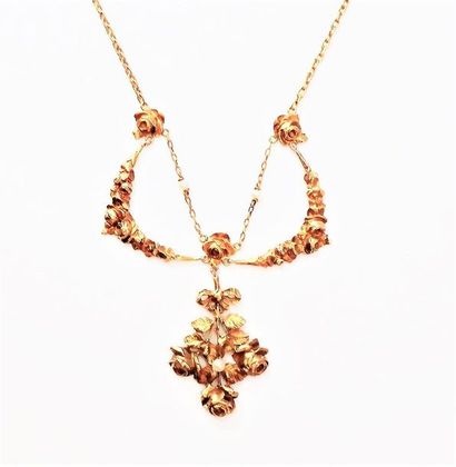 COLLIER en or jaune 18k (750/°°), orné de...