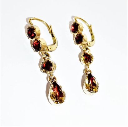 PAIRE DE BOUCLES D'OREILLE en or 18K (750/°°)...