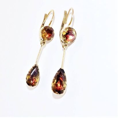 PAIRE DE BOUCLES D'OREILLE en or 18K (750/°°)...
