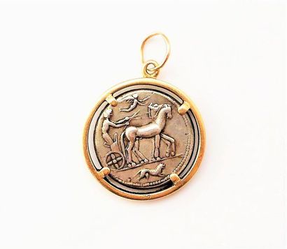 PENDENTIF en or 18K (750/°°) orné d'une pièce...