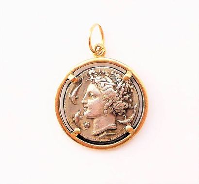 PENDENTIF en or 18K (750/°°) orné d'une pièce...