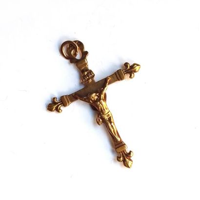 Croix en or jaune 18K (750°/°°), les branches...