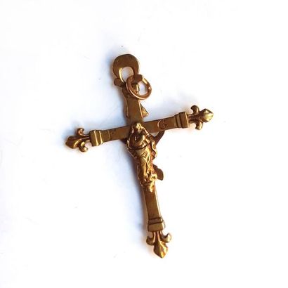Croix en or jaune 18K (750°/°°), les branches...