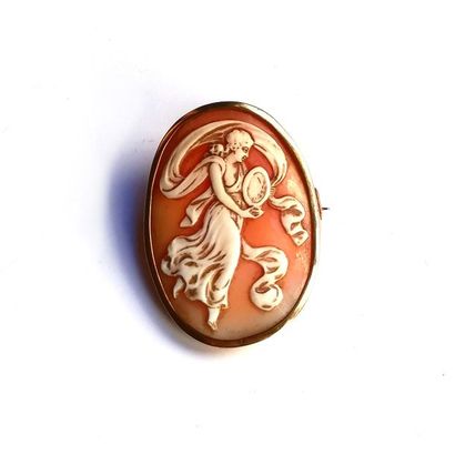 BROCHE ovale en camée représentant une vestale,...