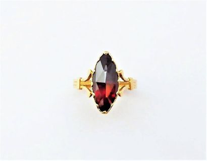 BAGUE MARQUISE en or 18K (750/°°) ornée de...