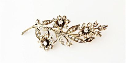 BROCHE en or blanc 18k (750/°°) et argent...