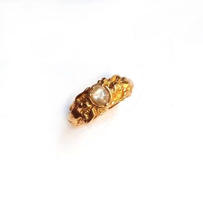 BAGUE en or jaune 18K (750°/°°) ciselé de...