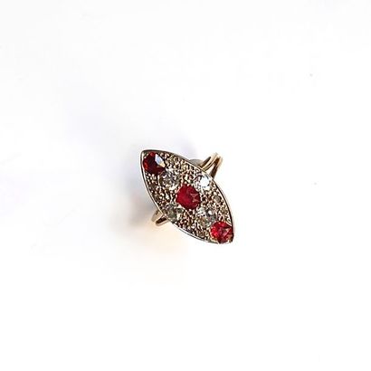 BAGUE MARQUISE en or 18K (750°/°°) sertie...