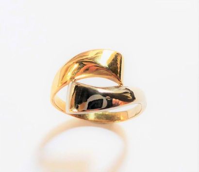 BAGUE bicolore en or 18K (750/°°) à motif...