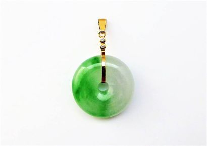 PENDENTIF en or 18K (750/°°) orné de 2 diamants...