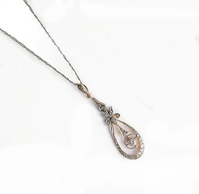 CHAINETTE ET PENDENTIF en or 18K (750°/°°)...