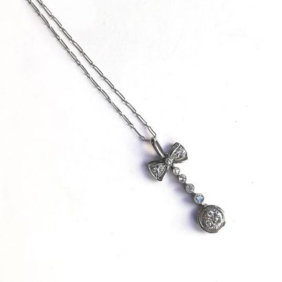 CHAINETTE ET PENDENTIF en or blanc 18K (750°/°°)...