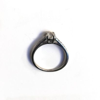 BAGUE en or gris 18k (750/°°) centrée d'un...