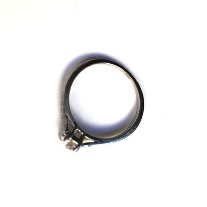BAGUE en or gris 18k (750/°°) centrée d'un...