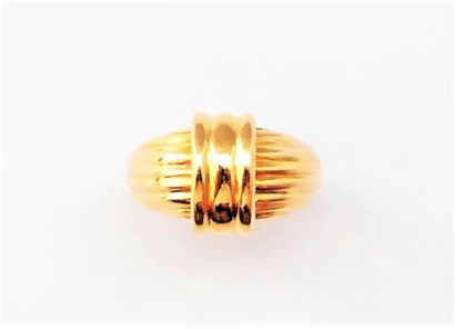 BAGUE JONC en or 18K (750/°°), corps godronné,...