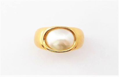 BAGUE JONC en or 18K(750/°°), ornée d'une...