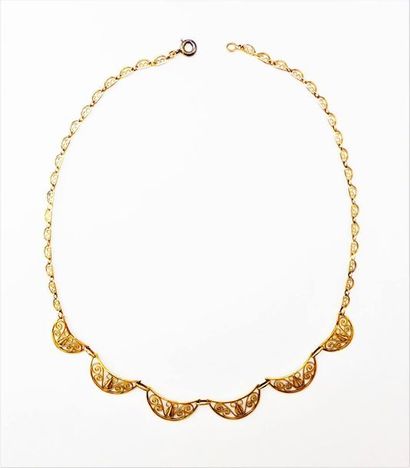COLLIER en or 18K(750/°°), draperie filigranée...