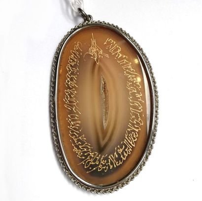 PENDENTIF formé d'un plaque d'agate cerclée...