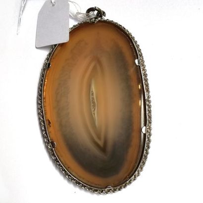 PENDENTIF formé d'un plaque d'agate cerclée...