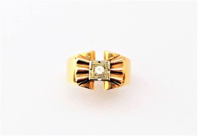 BAGUE en or 18K (750/°°), art déco, ornée...