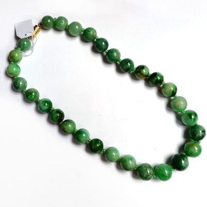 COLLIER composé de 29 perles de jade en légère...