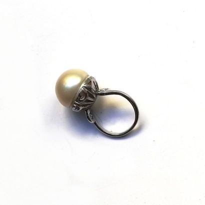 BAGUE en or gris 18k (750/°°) centrée d'une...