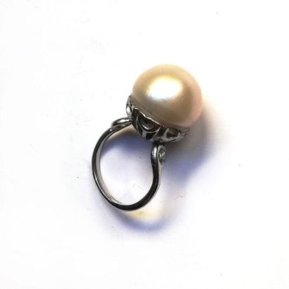 BAGUE en or gris 18k (750/°°) centrée d'une...