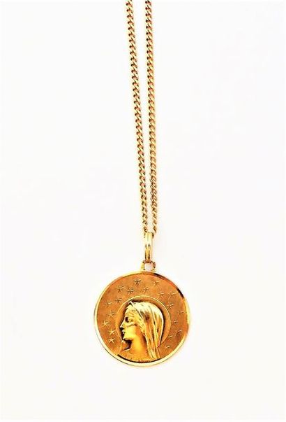 CHAINE à maille gourmette et pendentif vierge...