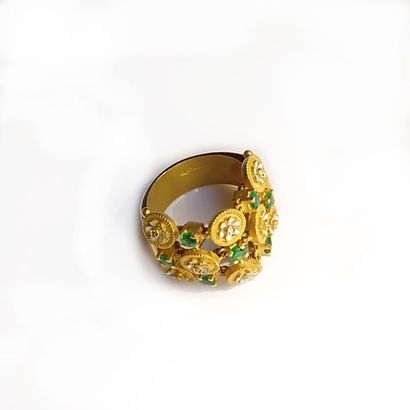 BAGUE en or jaune 18K (750/°°) dont le motif...