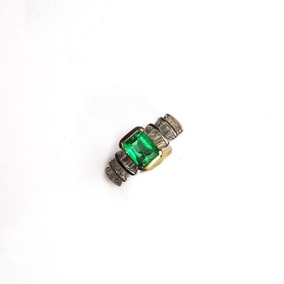 BAGUE en or gris rodhié 18K (750/°°) centrée...