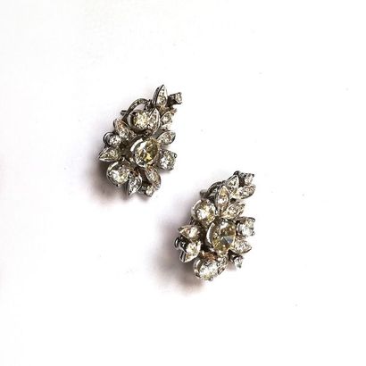 PAIRE DE BOUCLES D'OREILLE en or blanc 18K...