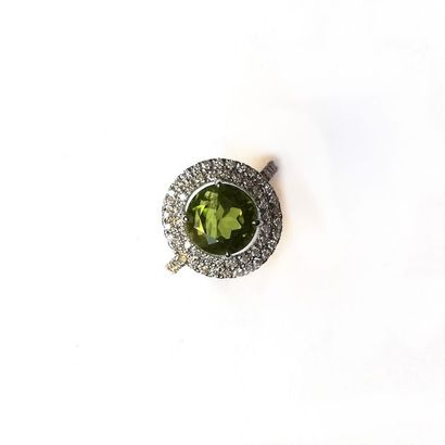BAGUE en or gris 18k (750/°°) centrée d'un...