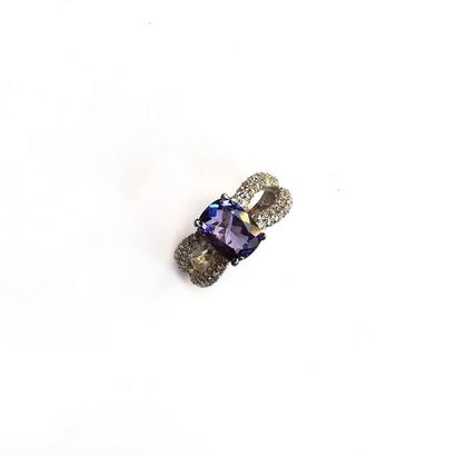 BAGUE en or gris 18k (750/°°) centrée d'une...