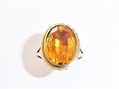 BAGUE en or 18K (750/°°) ornée d'une pierre...