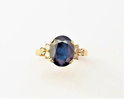 BAGUE en or blanc 18K (750/°°), ornée d'un...
