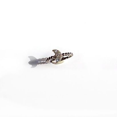 BAGUE en or blanc 18K (750/°°) décorée d'un...