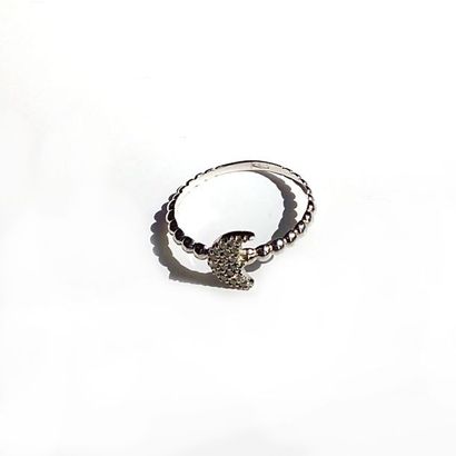 BAGUE en or blanc 18K (750/°°) décorée d'un...