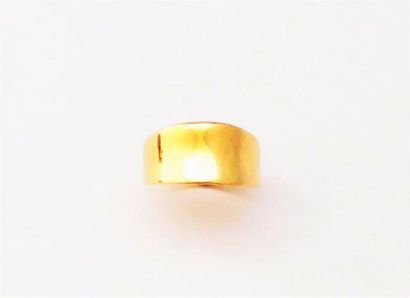 BAGUE en or 18K (750/°°), jonc plat incurvé...