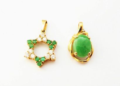 LOT de 2 pendentifs en or 18K (750/°°): un...