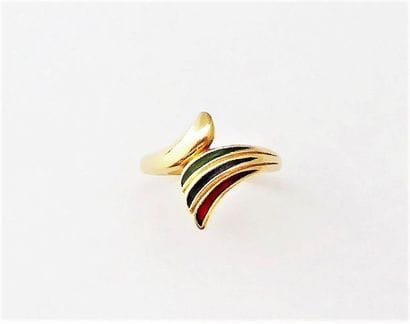 BAGUE en or 18K (750/°°) jonc émaillé d'un...