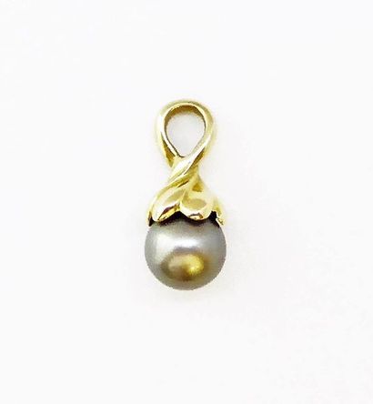 PENDENTIF en or 18K (750/°°) ornée d'une...