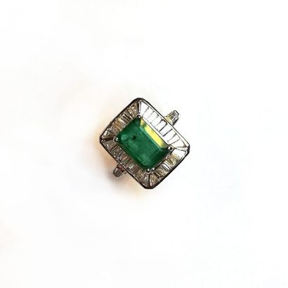 BAGUE en or gris 18k (750/°°) centrée d'une...