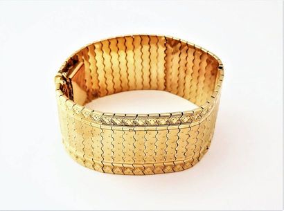 BRACELET en or jaune 18k (750/°°) manchette...
