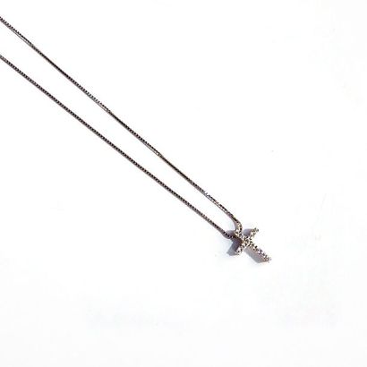 COLLIER fin en or blanc 18K (750/°°) et CROIX...