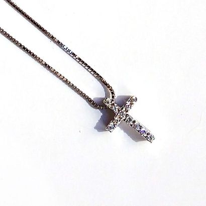 COLLIER fin en or blanc 18K (750/°°) et CROIX...