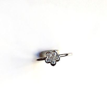 BAGUE en or blanc 18K (750/°°) décorée d'une...