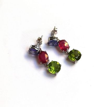PAIRE DE PENDANTS D'OREILLE en or gris 18k...
